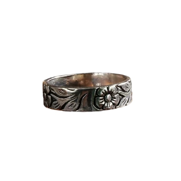 Floral Engraved Silver Band Ring - Picture 3 of 9